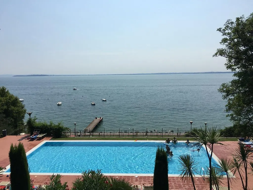 Gardazzurro Aparthotel Padenghe sul Garda 3*,